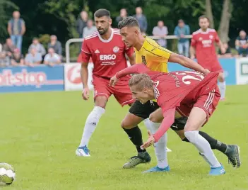  ?? FOTO: UDO MILBRET ?? Das war zu wenig: Hamborns Ahmet Talha Kilinc (Mitte), hier im Duell mit Joel Schoof, konnte gegen seinen Ex-Klub kaum Akzente setzen.