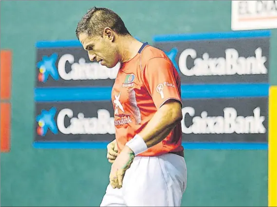  ?? FOTO: LUIS MARI UNCITI ?? Duro varapalo Aimar Olaizola se lamenta tras perder un tanto durante un partido. El de Goizueta no volverá a los frontones hasta los meses de verano