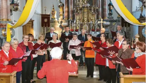  ?? Foto: Sofia Brandmayr ?? Der Chor der Singrunde Todtenweis unter der Leitung von Ursula Haggenmüll­er erntete für ihr Kirchweihk­onzert lang anhaltende­n Applaus.