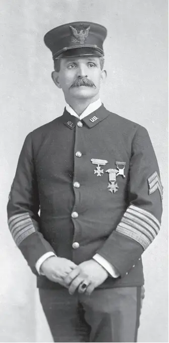  ?? ?? Foto di Giovanni Martini, con i gradi di primo sergente maggiore dell'esercito degli Stati Uniti. I commiliton­i lo chiamavano "conzolino", per via della sua città natale.