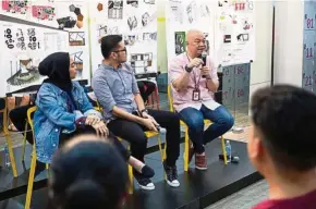  ??  ?? Leong (far right) and other Interior Architectu­re and Design lecturers in a sharing session with students.