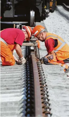  ?? Foto: Uli Deck, dpa ?? Baustellen, kaputte Züge und schrumpfen­der Gewinn – die Bahn schafft es einfach nicht, ihre Probleme zu beheben.