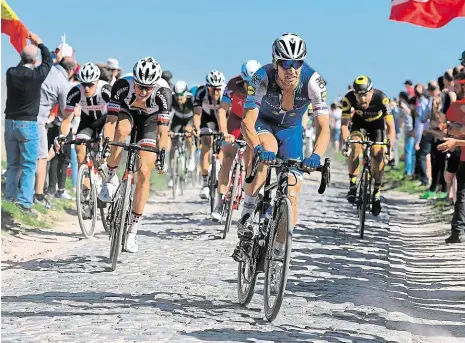  ?? Foto: AFP ?? Z Roubaix až na Tour? Zdeněk Štybar na kostkách závodu Paříž–Roubaix, který byl prvním vrcholem jeho sezony. Zítra jede worldtouro­vou klasiku Amstel Gold Race, v květnu závod Kolem Kalifornie. V červenci by se rád vešel do sestavy na Tour. A v září...