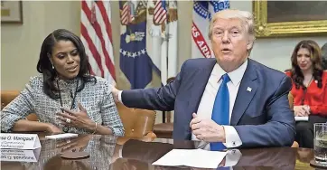  ??  ?? Una imagen pasada de omarosa Manigault newman y el mandatario