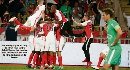  ??  ?? Les Monégasque­s au coup de sifflet final contre Saint-Etienne, l’an dernier, avec une victoire qui offre le titre de champion de France.