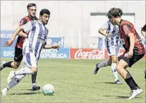  ??  ?? De Primera. Juventud consiguió no la pasó bien ante Miramar, pero con el gol de Zeballos (izquierda) igualó 1-1 y concretó el retorno a Primera apenas un año después de haber descendido.