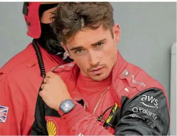  ?? FOTO: BRUNO/AP ?? Enttäuscht zieht sich Ferrari-Pilot Charles Leclerc den Kopfhörer aus dem Ohr. Beim „Heimspiel“in der Emilia Romagna verpatzte der Monegasse den Schluss des Rennens und ließ wichtige Punkte im WM-Kampf liegen.