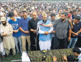  ?? WASEEM ANDRABI/HT ?? People offer prayers at the funeral of Shujaat Bukhari at Kreeri on Friday