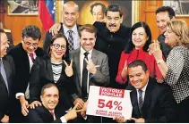  ?? CARLOS GARCIA RAWLINS / REUTERS ?? Oficialism­o. El presidente Maduro junto a los nuevos gobernador­es.