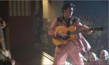  ?? ?? Pigerne skriger, når Elvis Presley (Austin Butler) synger og vrikker med underlivet. En stjerne er født. Men historien om ham fortaelles opstyltet og langtrukke­nt i Baz Luhrmanns nye film “Elvis”. Foto: SF Film