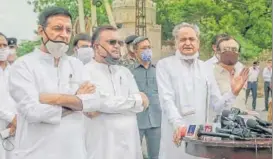  ?? PTI ?? Rajasthan chief minister Ashok Gehlot with Congress leaders Randeep Surjewala, Avinash Pandey and n
Ajay Maken in Jaipur on July 24.