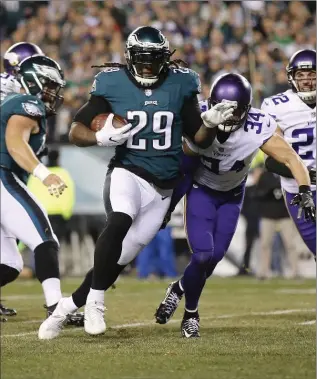  ?? YONG KIM, THE ASSOCIATED PRESS ?? Eagles’ LeGarrette Blount runs for a TD. Philly faces the defending Super Bowl champion Patriots on Feb. 4.