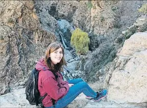  ??  ?? Anne Shophie Krog (arriba) ha viajado durante dos años. Uno de sus destinos fue Santiago de Compostela. Año y medio es lo que invirtió en ir por el mundo Anna Sofie Papuga (izquierda)