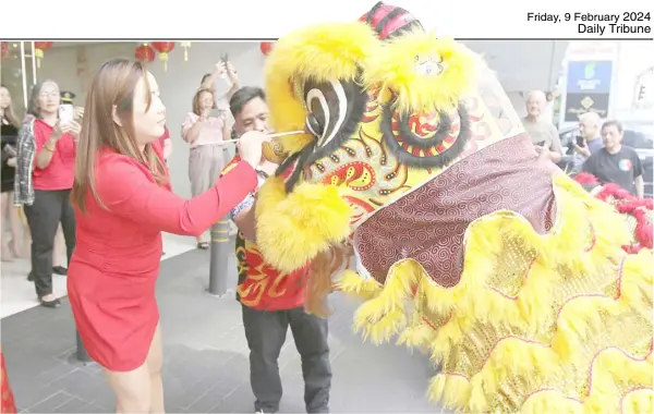  ?? PHOTOGRAPH BY JOEY SANCHEZ MENDOZA FOR THE DAILY TRIBUNE @tribunephl_joey ?? JINIJANG Inn manager Wesley Ann Go Sta. Maria joins the preparatio­n to welcome the Year of the Dragon by painting a replica of the mythical creature along Arnaiz Avenue in Makati City on Thursday.