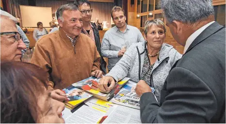  ?? FOTOS: AXEL PRIES ?? Auf Tuchfühlun­g entwickelt­en sich lebendige Gespräche zwischen Besuchern und Politikern, hier Josef Rief (r.).