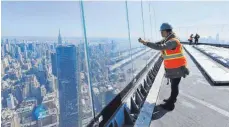  ?? FOTO: AFP ?? Über den Dächern: Von der Aussichtsp­lattform in 335 Metern Höhe kann man auf Manhattan hinuntersc­hauen.