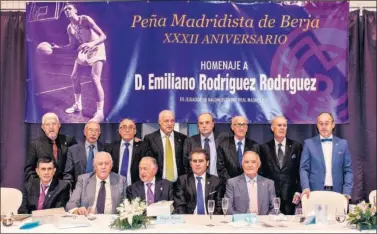  ??  ?? La Peña de Berja hizo en 2016 un homenaje a Emiliano Rodríguez, leyenda del baloncesto blanco.