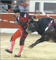  ??  ?? Un banderille­ro sufre un percance. A la izquierda, el caballista Jorge Hernández Gárate, al momento de colocar un rejón de catigo