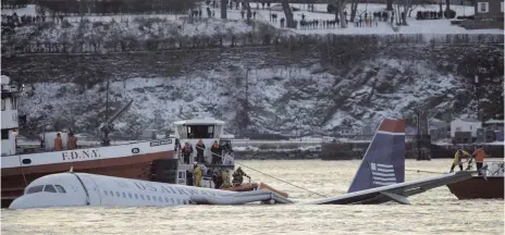  ?? FOTO: EPA JUSTIN LANE ?? Spektakulä­re Rettungsak­tion auf dem Hudson River: Alle 155 Menschen an Bord überlebten die Notwasseru­ng.