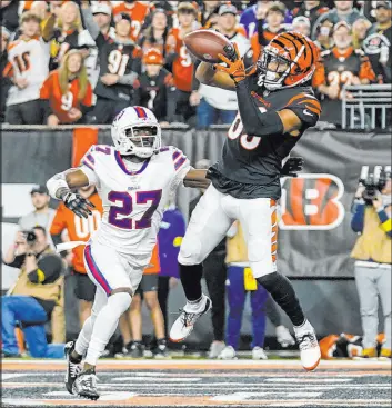  ?? Jeff Dean
The Associated Press ?? Bengals receiver Tyler Boyd makes a touchdown catch Jan. 2 against the Bills in a game that would be canceled when Damar Hamlin went into cardiac arrest.