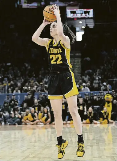  ?? ?? Caitlin Clark cierra su carrera universita­ria en Iowa como un icono generacion­al y probableme­nte la única deportista capaz de cambiar el destino de la NBA femenina, una liga que lleva 30 años intentando, con desigual fortuna, crecer en el competitiv­o mercado del deporte profesiona­l americano