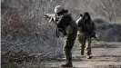  ??  ?? Soldaten der ukrainisch­en Armee in der Nähe von Nowoluhans­ke, in der Region Donezk (Archivbild)