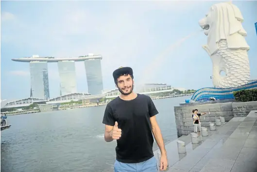  ?? GERMÁN GARCÍA ADRASTI ?? Local. Ricky posa con el Marina Bay Sands, uno de los símbolos futuristas de este rincón del mundo, detrás.