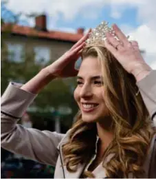  ?? ?? TIARA. Moa Sandberg med den sagolika tiaran hon fick vid vinsten i Miss Universe Sweden.