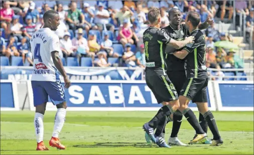  ??  ?? TREPIDANTE. El mediodía con goles en el Heliodoro lo abrió el colombiano Adrián Ramos, con ayuda de Aitor Sanz.