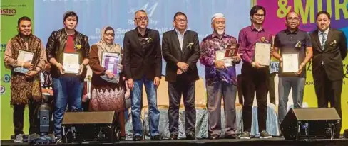  ??  ?? ABDUL Jalil (tengah) dan Ahmad Zaini (empat dari kiri) bersama pemenang Anugerah Pilihan Pembaca POPULAR-BH 2018 di KLCC.