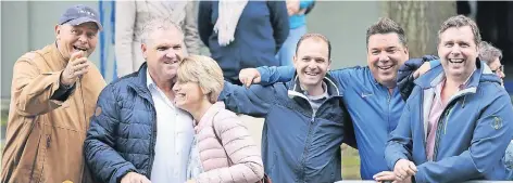  ?? RP-FOTO: BLAZY ?? Heinz Schneider (l.) schaute zusammen mit den Nachfolger­n im 04/19-Präsidium Jens Stieghorst (2.v.r.) und Michael Schneider (3.v.r.) die Tour.