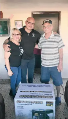  ?? CORTESÍA ?? Los esposos Eduardo y Janira Colón, propietari­os de Melao Bakery, repartiero­n generadore­s eléctricos y otros productos básicos a familias en Puerto Rico.