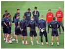  ??  ?? Experience­d… Petkovic speaking to his players during a training session in Brussels in 2018