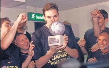  ??  ?? Pau Gasol festeja el 21 de junio de 2001 en el vestuario del antiguo Saporta el MVP de la final de Liga.