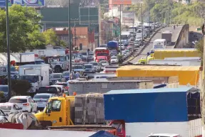  ?? ?? l Agremiados de la Alianza Mexicana de Organizaci­ón de Transporti­stas (Amotac) -con 100 mil afilados en el País- cumplieron su advertenci­a e iniciaron desde las 8:00 horas distintas protestas con tráileres, camiones, autobuses y camionetas.