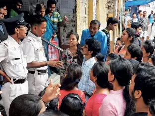  ?? SUBIR HALDER ?? INADMISSIB­LE Students and their families protest at Mahindra College