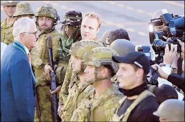  ?? BOY SANTOS ?? Australian Prime Minister Malcolm Turnbull talks with Australian soldiers after an antiterror­ism simulation drill with Filipino troops at Camp Aguinaldo yesterday.