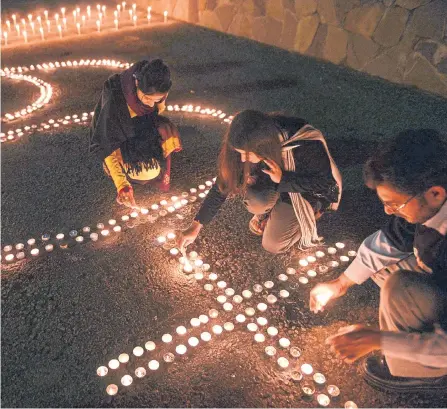  ?? AFP Y ALCALDÍA DE CALI / ARCHIVO ?? En algunas ciudades se acompaña la jornada de la ‘Hora del Planeta’ encendiend­o velas en plazoletas o parques, como acto simbólico.