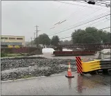  ?? EVAN BRANDT — MEDIANEWS GROUP ?? Manatawny Creek’s water were rising late Wednesday afternoon over the constructi­on site for the new King Street bridge in Pottstown.