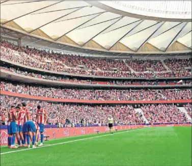  ??  ?? Panorámica del Wanda Metropolit­ano durante el partido entre el Atlético y el Elche, tras el gol de Correa.
