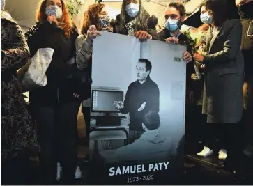 ?? Fotografij­i Bertrand Guay/AFP ?? Francozi se množično poklanjajo Samuelu Patyju in branijo svobodo govora.