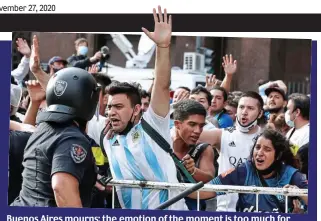  ?? GETTY IMAGES ?? Buenos Aires mourns: the emotion of the moment is too much for some supporters and others are held back by police