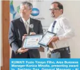  ??  ?? KUWAIT: Fuzio Ymayo Filho, Area Business Manager-Konica Minolta, presenting award to Santanu Das, General Manager - Al Mulla Internatio­nal General Trading Furniture and Equipment Company