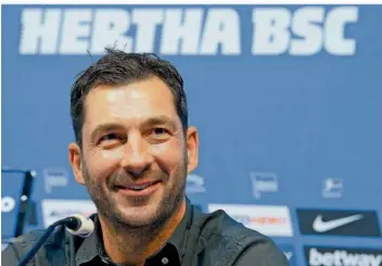  ?? FOTO: STACHE/DPA ?? Sandro Schwarz lächelt während seiner Vorstellun­g als neuer Cheftraine­r von Hertha BSC.