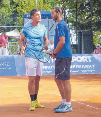  ?? FOTO: JOCHEN DEDELEIT ?? Peter Torebko (in dunkelblau) und der Konstanzer Rene Schulte scheiterte­n in Überlingen als Titelverte­idiger im Doppel früh.