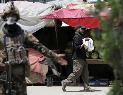  ?? Bild: Rahmat Gul ?? Flera beväpnade män gick under tisdagen till attack mot en förlossnin­gsklinik i Kabul. Minst 13 personer dödades, bland dem mödrar och barn.