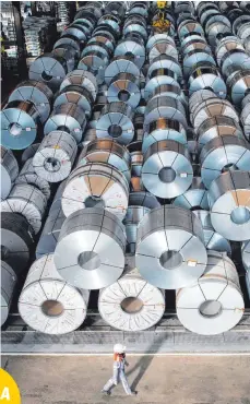  ?? FOTO: DPA ?? Produktion des Stahlkonze­rns Salzgitter AG: Unternehme­n aus den EU-Ländern müssen künftig Strafzölle auf Exporte von Stahl und Aluminium in die USA zahlen.