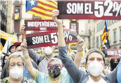  ?? Marta Pérez / Efe ?? Protesta de l’ANC a la plaça de Sant Jaume de Barcelona per exigir la formació d’un Govern independen­tista.