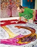  ??  ?? Renacimien­to
Alejandro Martínez es uno de los artistas oaxaqueños que ha internacio­nalizado el uso de la grana cochinilla en el arte.
