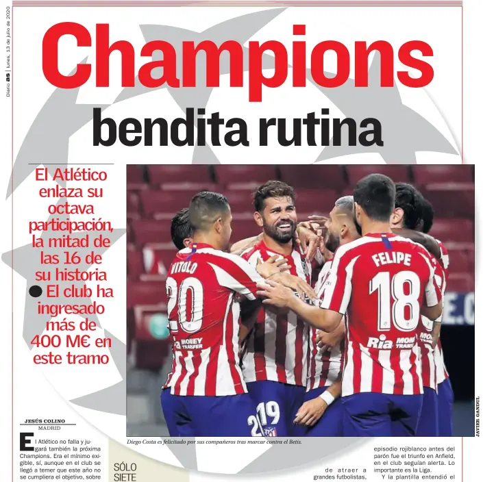  ??  ?? Diego Costa es felicitado por sus compañeros tras marcar contra el Betis.